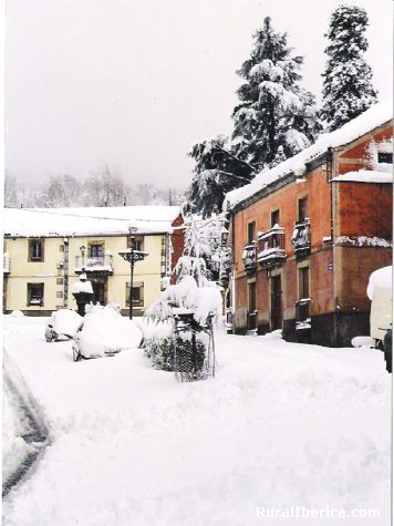 Plaza Mayor de Villafranca de la Sierra. vila - Villafranca de la Sierra, vila, Castilla y Len